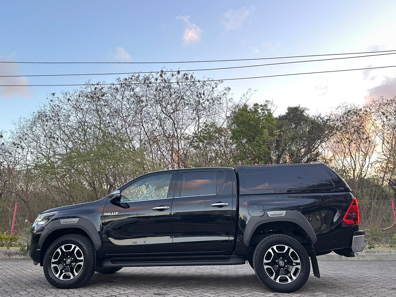 TOYOTA HILUX DOUBLE CABIN thumbnail 6